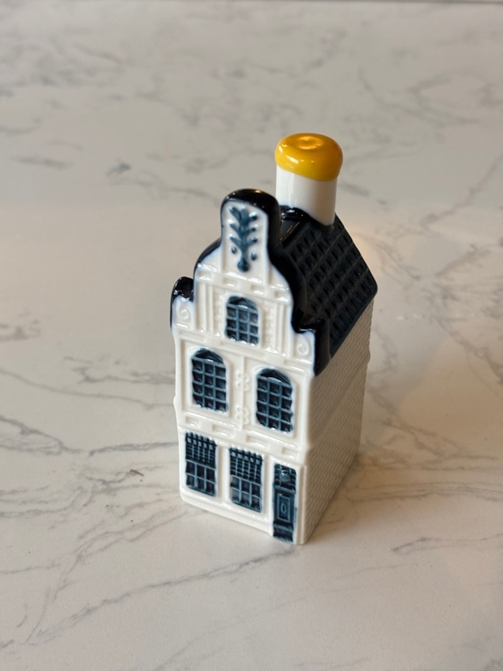KLM #24 Blue Delft House by BOLS - The Crown